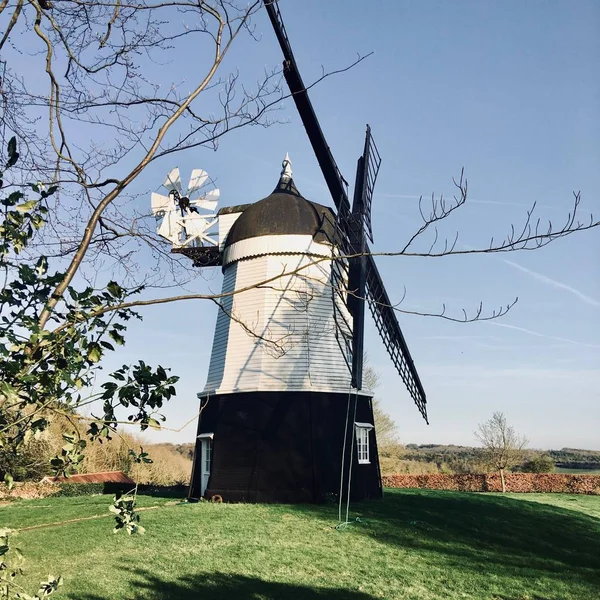 Windmühle auf Bauernhof — Stockfoto