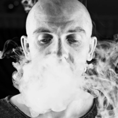 Kel genç adam vaping