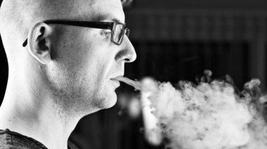 Kel genç adam vaping
