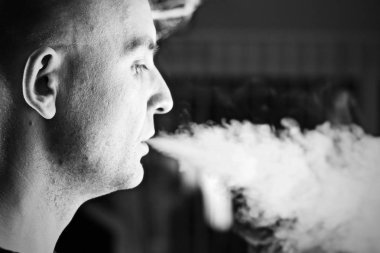 Kel genç adam vaping