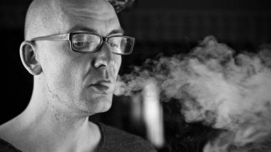 Kel genç adam vaping