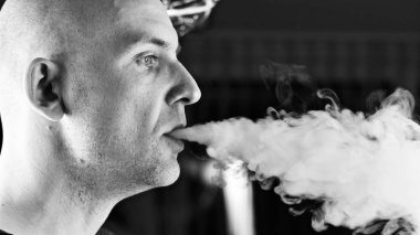 Kel genç adam vaping