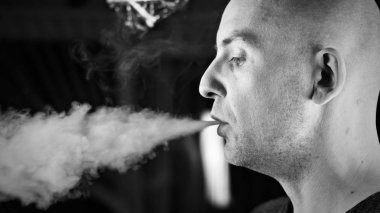 Kel genç adam vaping