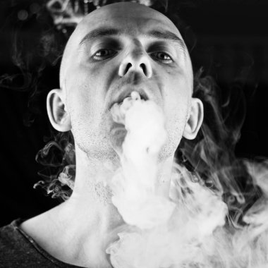Kel genç adam vaping