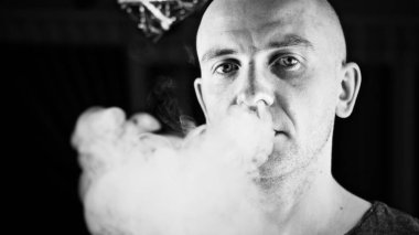 Kel genç adam vaping