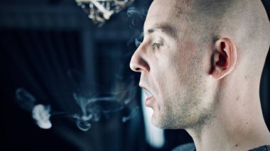 Kel genç adam vaping