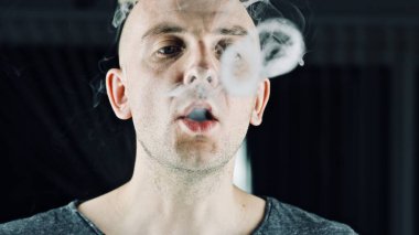Kel genç adam vaping