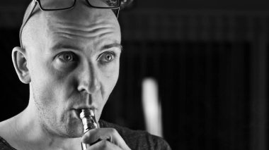 Kel genç adam vaping