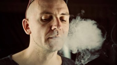 Kel genç adam vaping