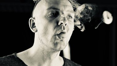 Kel genç adam vaping