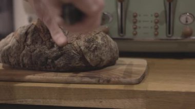 Taze lezzetli ekmek kesme erkekler