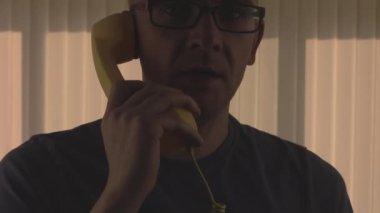 Kel gençler konuşmak için telefon