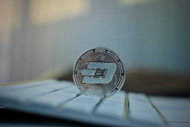 Dash sikke üzerinde beyaz klavye
