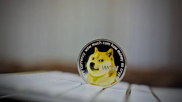 Dogecoin beyaz klavye üzerinde — Stok fotoğraf