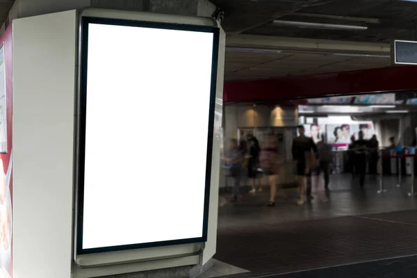 Panneaux d'affichage vierges situés dans la gare utile pour votre annonce — Photo