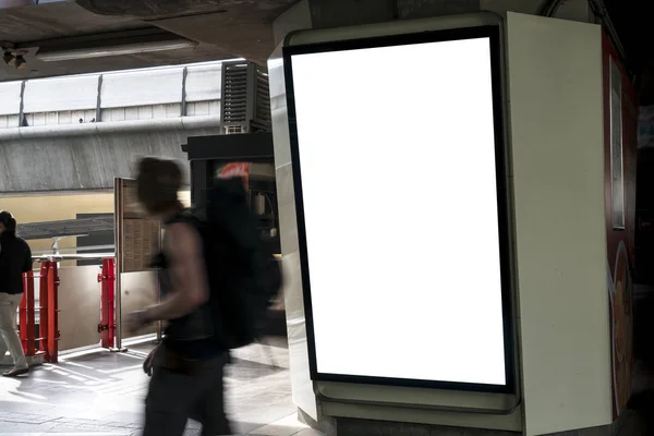 Carteleras en blanco ubicadas en la estación de tren útiles para su anuncio —  Fotos de Stock