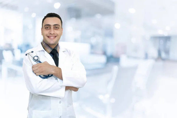 Веселый доктор, стоящий в больнице — стоковое фото