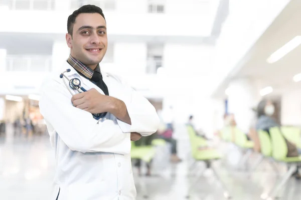 Médico alegre em pé em um hospital — Fotografia de Stock