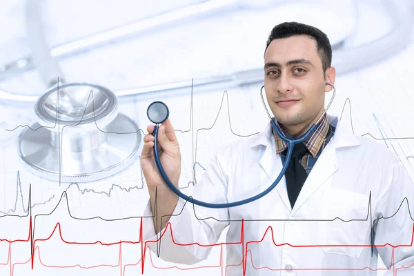 Giovane medico usando il suo stetoscopio — Foto Stock