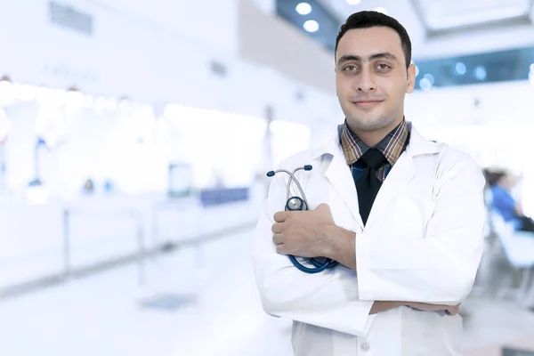 Médico alegre em pé em um hospital — Fotografia de Stock