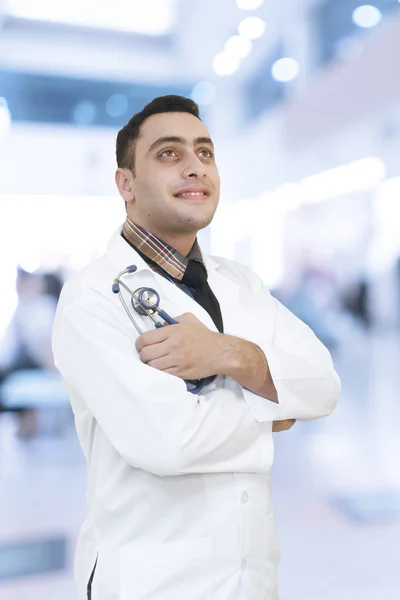 Χαρούμενος ο γιατρός που στέκεται σε ένα νοσοκομείο — Φωτογραφία Αρχείου