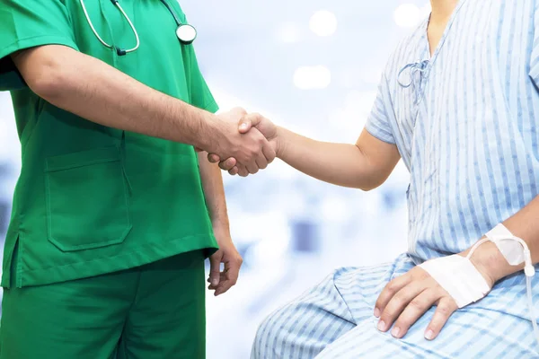 Médico apertando as mãos ao paciente — Fotografia de Stock