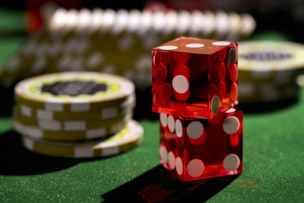 Dés rouges et jetons, casino concéder — Photo