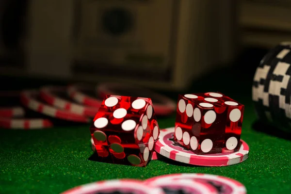 Rode dobbelstenen op chip en dollar bills, casino concept — Stockfoto