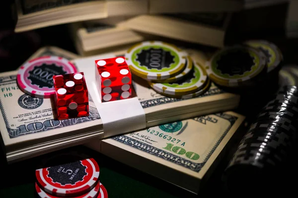 Dés rouges sur des jetons et des billets de dollar, concept de casino — Photo