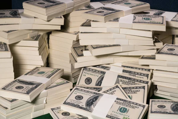 Montones de un millón de dólares en billetes de cien dólares — Foto de Stock