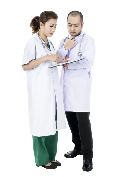 Jovem asiático masculino e feminino médicos — Fotografia de Stock