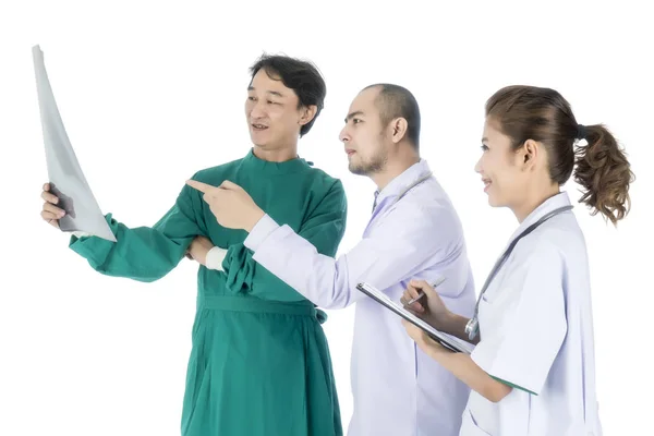 Squadra medica che controlla i risultati delle radiografie — Foto Stock