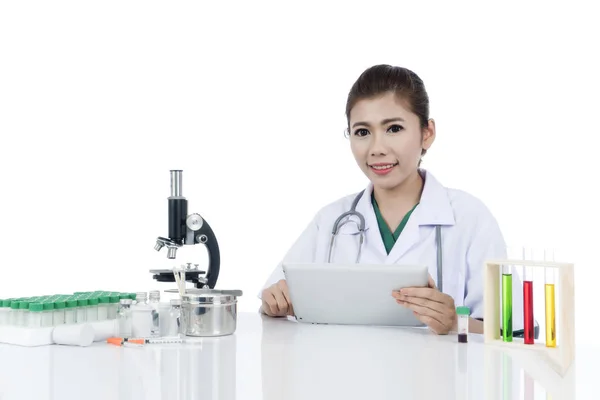 Joven mujer asiática médico en laboratorio —  Fotos de Stock