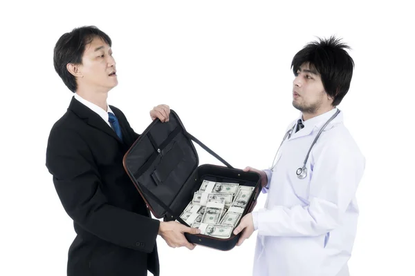 Uomo d'affari costretto medico firmare contratti iniqui che viene offerto una grande somma di denaro . — Foto Stock