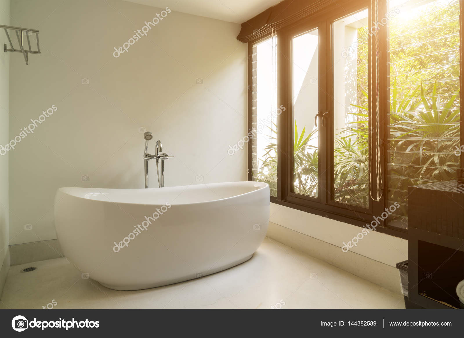 Interno del bagno moderno con vasca da bagno ovale bianco — foto ... Bagno moderno con vasca