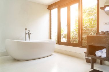 Modern banyo iç beyaz oval küvet ile