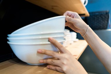 El raflarda beyaz bir kase aldı