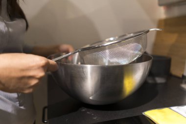 o aşçıydı düşen büyük paslanmaz çelik kase dışarı kaldırdı