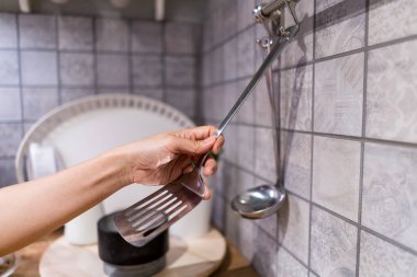 Bir kepçe paslanmaz çelik, duvarına asılı dışarı işleme