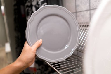 Seramik tabak raf işleme