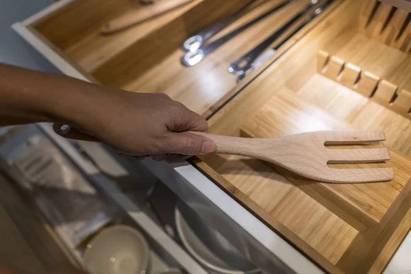 Manejo de un tenedor de madera fuera del contenedor de almacenamiento — Foto de Stock