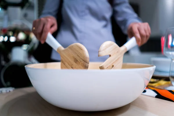 El chef cocina en tazón de madera con cuchara y tenedor — Foto de Stock