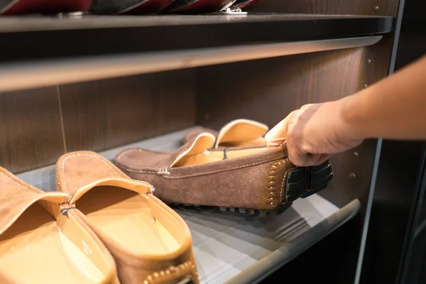 Sapatos casuais de couro marrom em rack de madeira — Fotografia de Stock