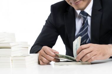 Genç bankacı banknot sayma