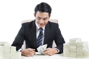 Genç erkek bankacı beyaz arka plan üzerinde banknot sayma