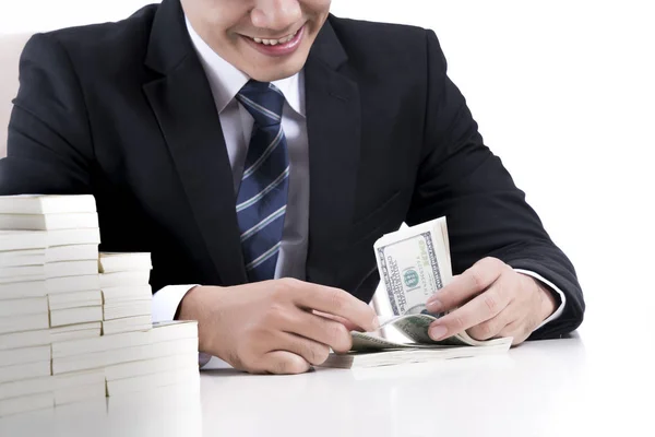 Banqueiro masculino está contando notas em fundo branco — Fotografia de Stock
