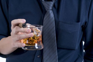 bir bardak viski ve CIGA bu elinde, seçici odak