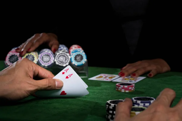 A batalha em jogos de cartas de pôquer em um cassino com fichas em um verde — Fotografia de Stock