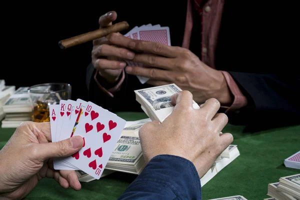 Nära upp gambler att sätta satsningar och hålla Färgstege i en — Stockfoto
