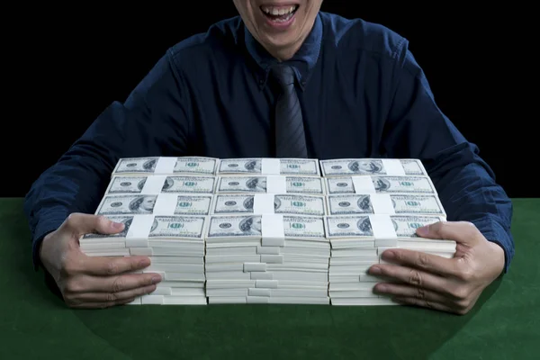 Zenginler mutlu adam ve dolar demetleri sarılma